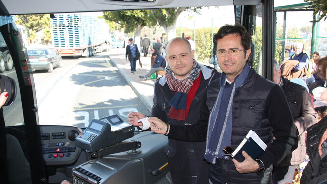 Francisco Góngora y Antonio Martínez utilizaron ayer el nuevo servicio que fomenta la intermodalidad.