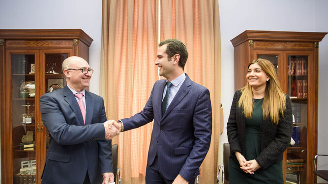 El alcalde de la ciudad, Ramón Fernández-Pacheco, y el presidente de Ashal, Diego García, firmaron ayer el nuevo convenio de colaboración.
