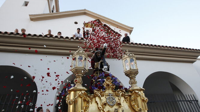 Jesús Nazareno durante su salida procesional.