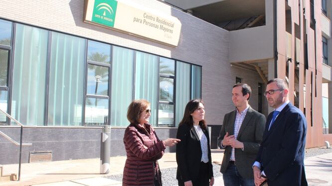 El director general de Personas Mayores visitó ayer la residencia de El Zapillo y los centros de participación activa.