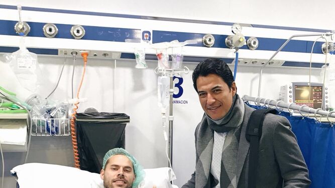 Mandi, junto al médico Misael Rivas, levanta el pulgar tras ser operado ayer.
