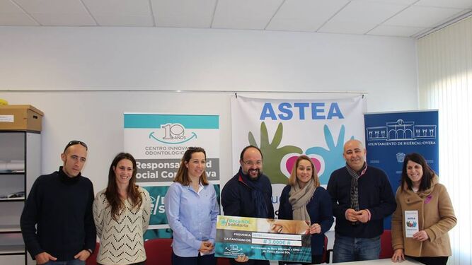 La clinica SOL ha hecho entrega de la segunda beca solidaria ONG al proyecto presentado por la asociación Astea.