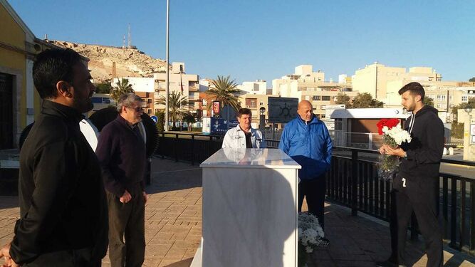 Momento en que los familiares de los fallecidos en el mar dejan flores en el monumento instalado junto al Muelle de Poniente.