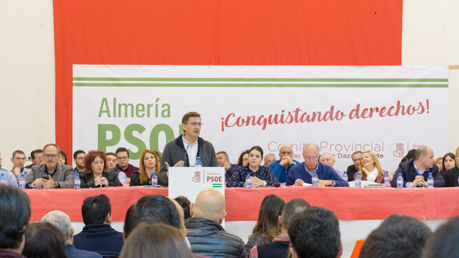 El secretario general del PSOE de Almería, José Luis Sánchez Teruel, durante el Comité Provincial en Las Norias.
