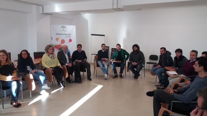 Equipo directivo y técnicos del CADE de Almería-Puerto, junto a los antiguos y nuevos emprendedores alojados.