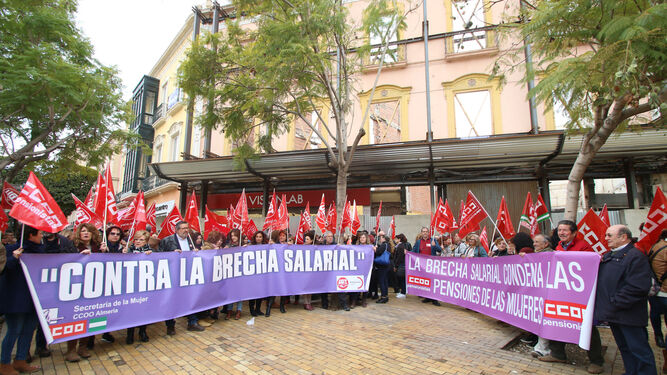 Los sindicatos UGT y CCOO se concentraron ayer en la Puerta Purchena contra la diferencia salarial.