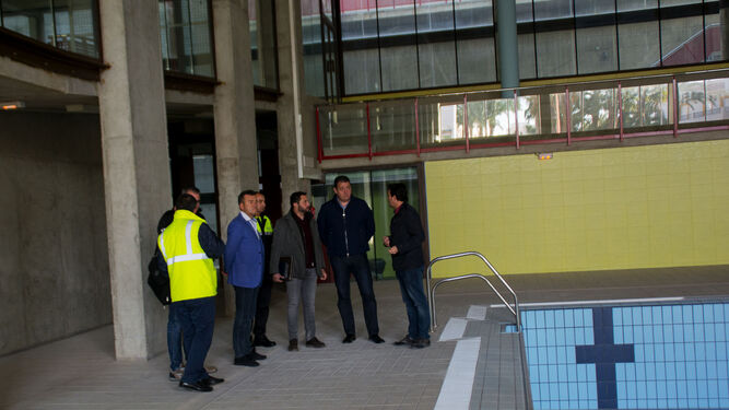 El alcalde ha visitado la instalación esta semana antes del inicio de las obras, que comenzarán en la piscina.