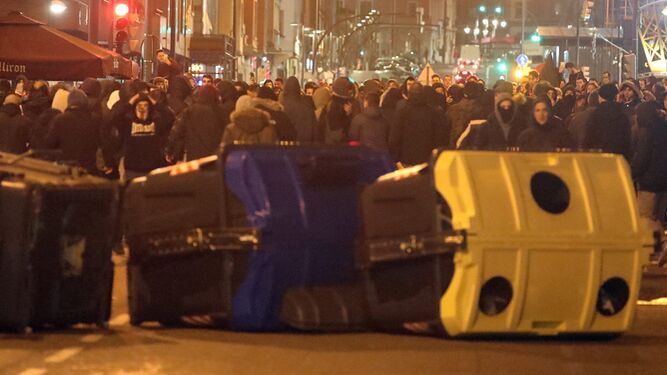 Aficionados del Spartak de Moscú detrás de una barricada antes del partido