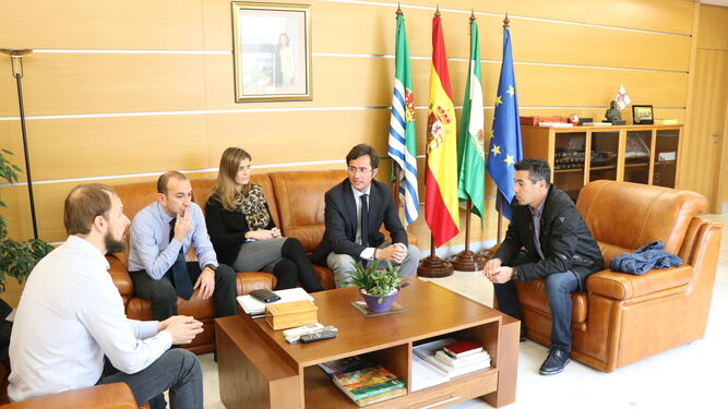 Francisco Góngora y Delia Mira, reunidos con los representantes de los dentistas almerienses.