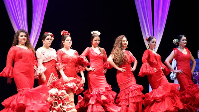 Algunos de los modelos flamencos presentados en el Auditorio de El Ejido.
