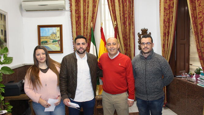 El alcalde de Huércal-Overa, Domingo Fernández, junto a los nuevos emprendedores.