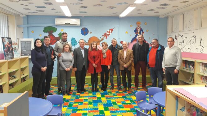 Francisca Fernández mantuvo un encuentro con docentes, representantes municipales y miembros del AMPA del CEIP Llanos de Marín.