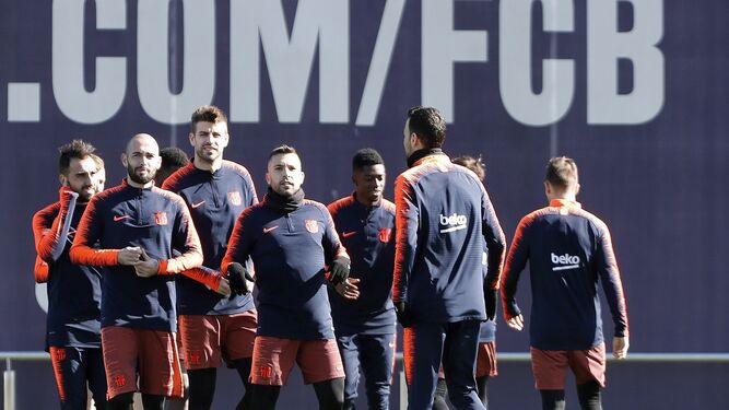 Los jugadores del Barcelona, durante su último entrenamiento previo al choque.