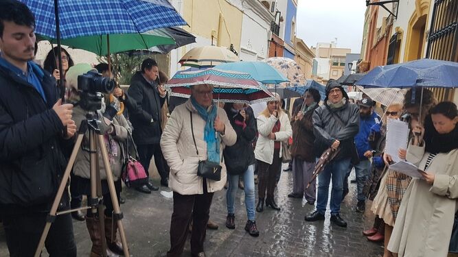 Un grupo de personas desafiaron a la lluvia para hacer el recorrido que recordaba a Celia Viñas.
