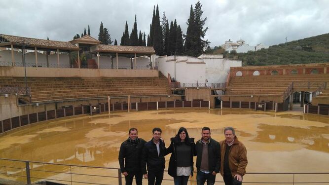 La alcaldesa, Almudena Morales, ha visitado la plaza de toros de Almedinilla en Córdoba para conocer su gestión.