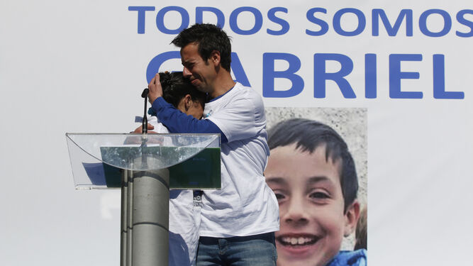 Los padres de Gabriel, emocionados, tras leer un manifiesto en la concentración de Almería.
