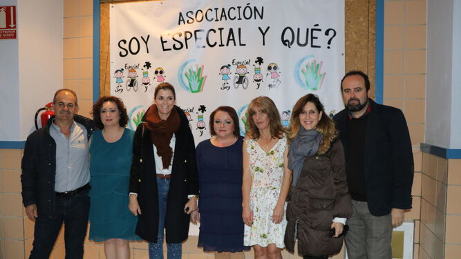 Las ediles Delia Mira y Julia Ibáñez, con organizadores y representantes de la Junta Local de Balerma y Almerimar.