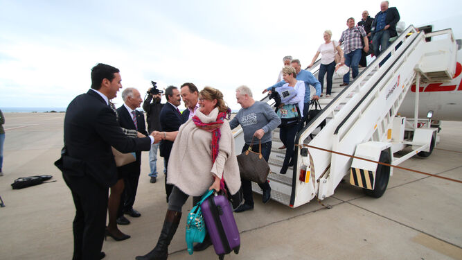 Autoridades provinciales reciben a pie de pista a los pasajeros del primer vuelo procedente de  Edimburgo el año pasado.