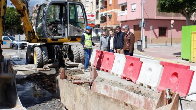 El alcalde ha visitado las obras que se están acometiendo para mejorar la red de saneamiento.