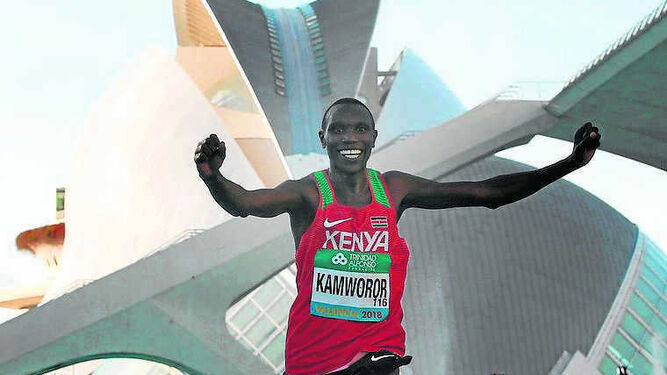 Geoffrey Kamworor, tras cruzar la línea de meta.