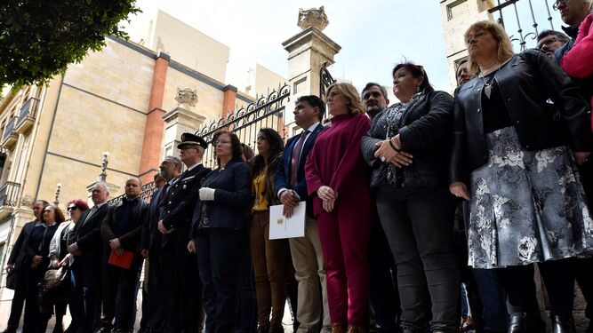 Concentración ante la Delegación del Gobierno de la Junta en Almería para condenar la muerte de María del Carmen a manos de su pareja.