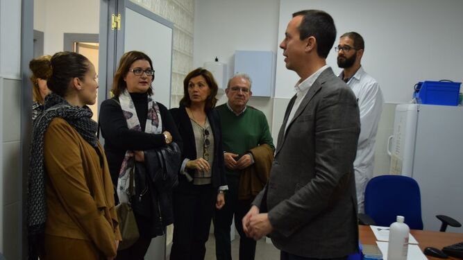 José María Martín, Antonio Bonilla y Juana MOntoya dialogaron con profesionales y usuarios durante su visita.
