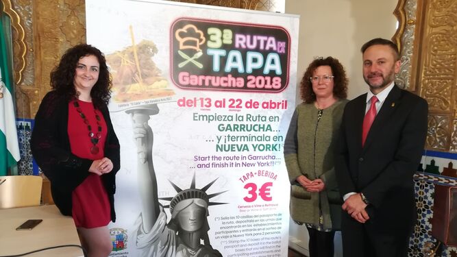La edil de Turismo, la alcaldesa de Garrucha y el delegado de Economía de la Junta durante la presentación de la tercera ruta de la Tapa hace unas semanas.