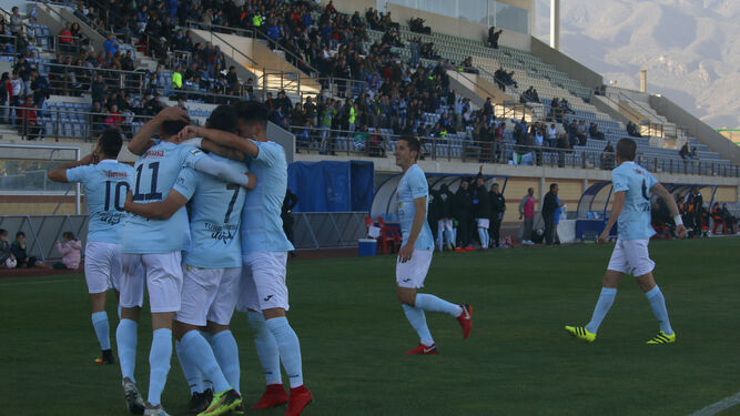 Jugadores del CD El Ejido celebrando el gol de Carralero.