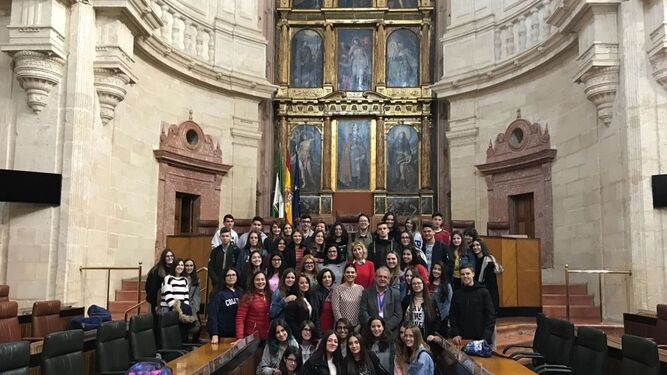 Alumnos, alcalde y profesores en el Parlamento Andaluz.