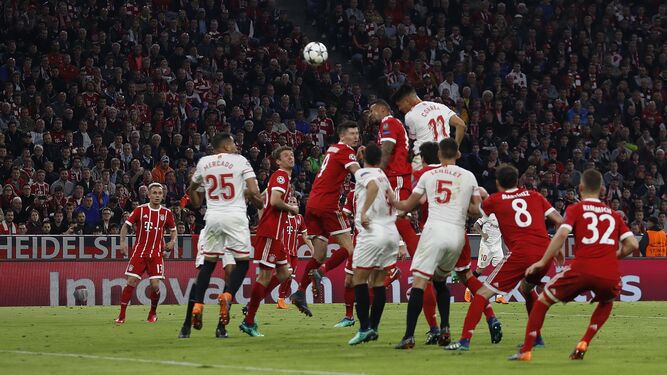 Correa se eleva por encima de Boateng para rematar de cabeza el balón que se estrelló en el travesaño de la portería del Bayern.