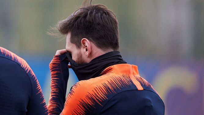 Messi, al saltar al césped de la ciudad deportiva para entrenarse ayer.