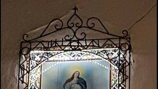 El mosaico de la Virgen ya ilumina a los vecinos de la Calle Las Eras