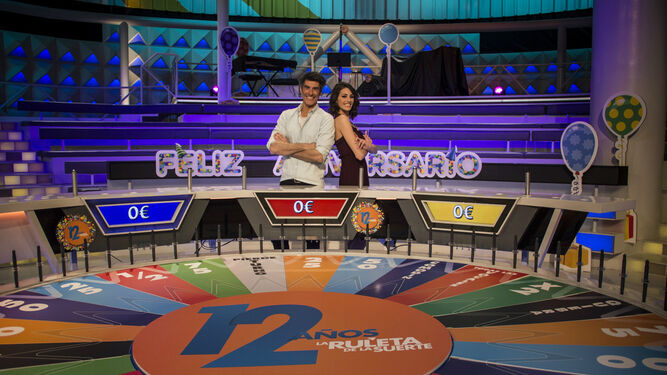 Jorge Fernández y Laura Moure, los anfitriones de 'La ruleta de la suerte'.