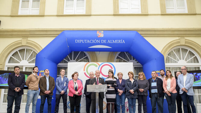 Los alcaldes de los catorce municipios sede acudieron ayer a Diputación a la presaentación del evento.