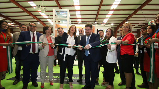 El consejero de Agricultura, Rodrigo Sánchez Haro, y la alcaldesa de Níjar, Esperanza Pérez, cortaron la cinta para inaugurar la edición 14 de Expo Levante.
