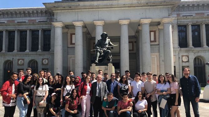 Los alumnos del IES Puebla de Vícar, sus profesores y el alcalde vicario, a las puertas del Senado de España.