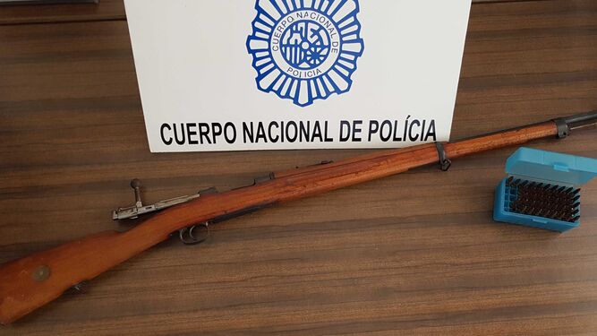 Rifle intervenido por los agentes, que había sido robado en Granada.