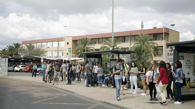 Estudiantes de la Universidad en la parada del autobús.
