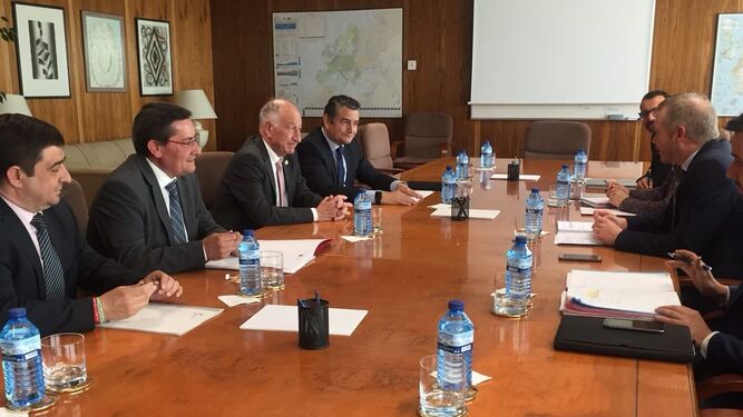 El secretario de Estado de Energía, Daniel Navia, se reunió ayer con el presidente de la Diputación de Almería, Gabriel Amat.