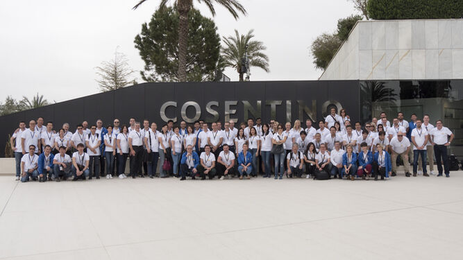 Foto de 'familia' de la convención en la sede del Grupo Cosentino