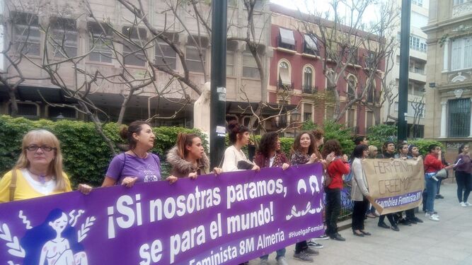 Decenas de personas claman en Almería contra la sentencia de La Manada