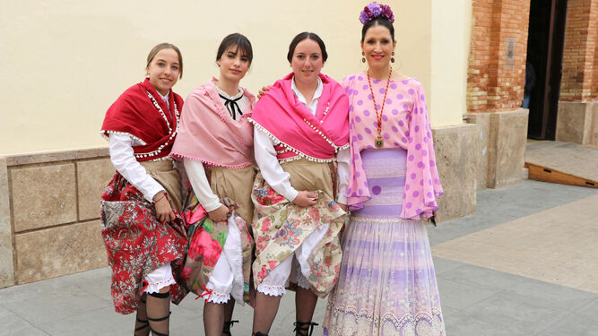 Tres chicas vestidas a la usanza antigua, junto a la concejala de Cultura de El Ejido, Julia Ibáñez.
