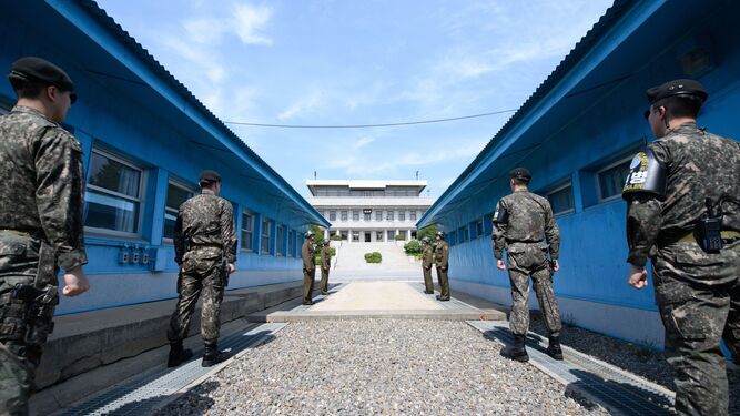 Soldados norcoreanos hacían guardia ayer en la zona de seguridad conjunta (JSA) dentro de la zona desmilitarizada que separa ambas Coreas, en Paju.