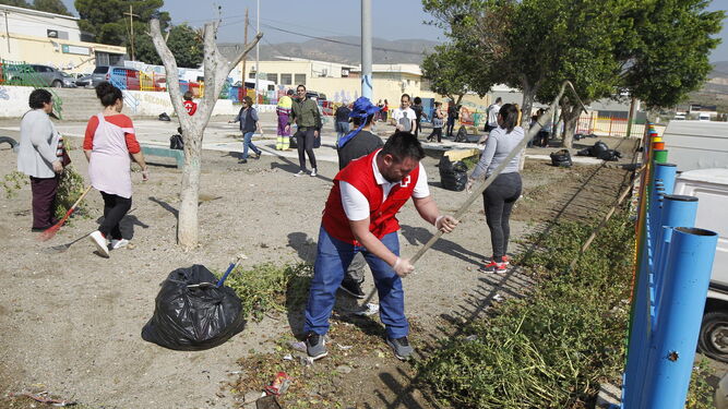 Vecinos, pero sobre todo vecinas, iniciaron ayer la campaña con la limpieza de la plaza que se encuentra al lado del colegio.