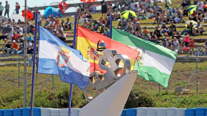 Banderas de España, Andalucía y Jerez junto al monolito del 12+1.