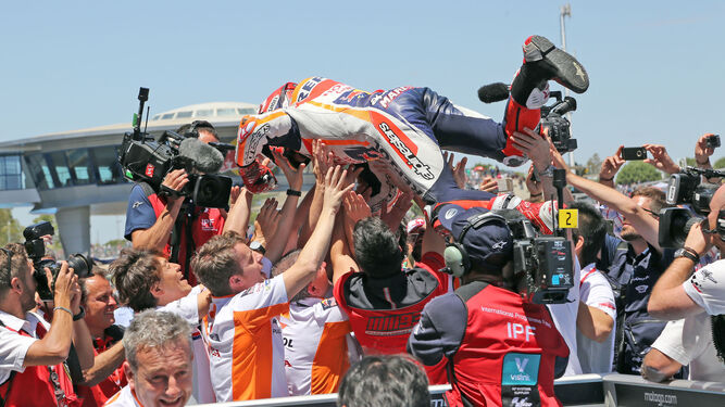 El equipo de Marc Márquez mantea al piloto del Honda Repsol celebrando la victoria en Jerez.