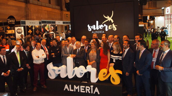 Los empresarios de Sabores Almería junto a las autoridades de la Diputación y los invitados, David Bisbal y Pepe Rodríguez, en el estand provincial.