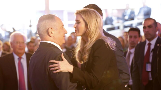 Netanyahu recibe a Ivanka Trump ayer, en el aeropuerto de Jerusalén.