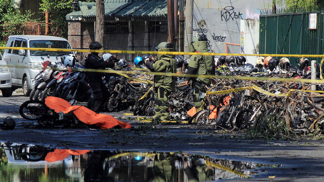 Uno de los lugares de los atentados de ayer en la ciudad de Surabaya.