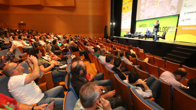 El Auditorio de El Ejido, repleto de asistentes para escuchar las ponencias sobre agricultura ecológica.
